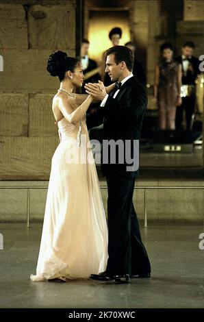 JENNIFER LOPEZ, RALPH FIENNES, MAID IN MANHATTAN, 2002 Stock Photo