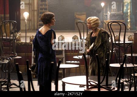 CATHERINE ZETA-JONES, RENEE ZELLWEGER, CHICAGO, 2002 Stock Photo