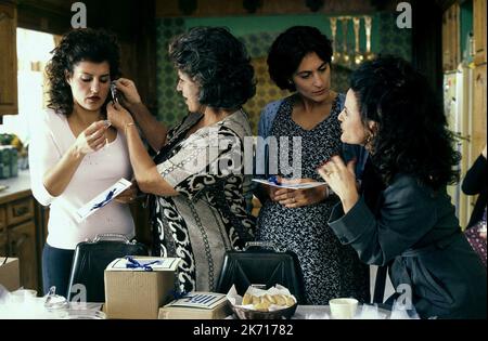 NIA VARDALOS, LAINIE KAZAN, GIA CARIDES, MY BIG FAT GREEK WEDDING, 2002 Stock Photo