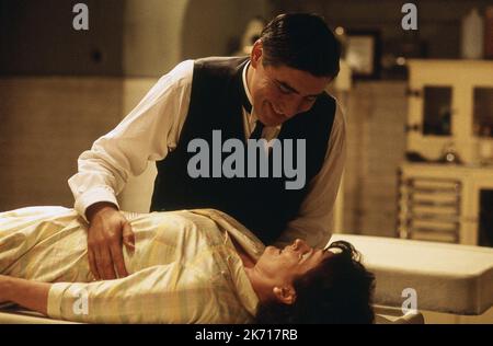 ALFRED MOLINA, BRENDA BLETHYN, PLOTS WITH A VIEW, 2002 Stock Photo