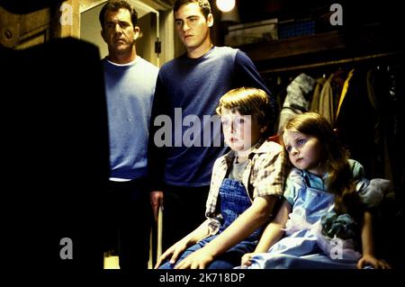 JOAQUIN PHOENIX, MEL GIBSON, RORY CULKIN, ABIGAIL BRESLIN, SIGNS, 2002 Stock Photo