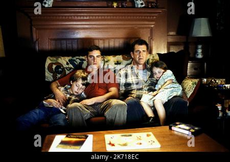 RORY CULKIN, JOAQUIN PHOENIX, MEL GIBSON, ABIGAIL BRESLIN, SIGNS, 2002 Stock Photo