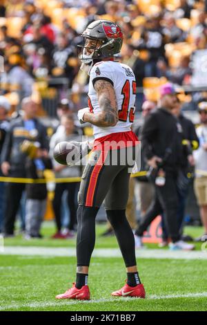 Pittsburgh, Pennsylvania, USA. 16th Oct, 2022. October 16th, 2022 Tampa Bay Buccaneers wide receiver Mike Evans (13) during pregame at Pittsburgh Steelers vs Tampa Bay Buccaneers in Pittsburgh, PA at Acrisure Stadium. Jake Mysliwczyk/BMR (Credit Image: © Jake Mysliwczyk/BMR via ZUMA Press Wire) Credit: ZUMA Press, Inc./Alamy Live News Credit: ZUMA Press, Inc./Alamy Live News Stock Photo