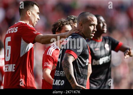 Standard's Noe Dussenne and Antwerp's Radja Nainggolan pictured during a soccer match between Standard de Liege and Royal Antwerp FC, Sunday 16 October 2022 in Liege, on day 12 of the 2022-2023 'Jupiler Pro League' first division of the Belgian championship. BELGA PHOTO BRUNO FAHY Stock Photo