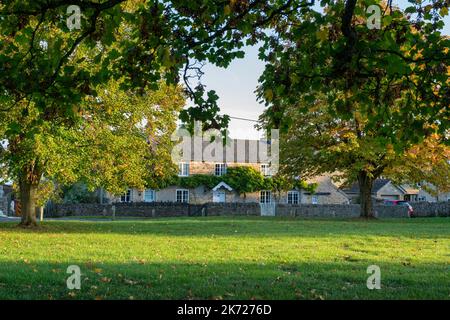 Kingham village green and cottages in autumn. Taynton, Cotswolds, Oxfordshire, England Stock Photo