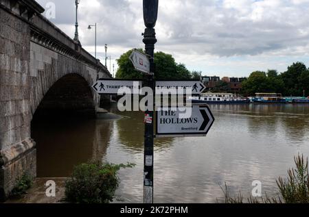 Signposts for the Thames Path along the riverside at Kew and Brentford, London, UK Stock Photo