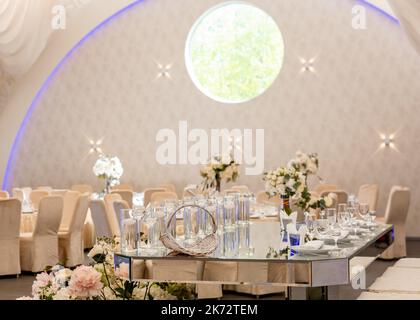 Newlyweds presidium mirror table in restaurant with window background Stock Photo