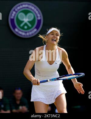 03/07/15. AELTC, Wimbledon Championships 2015, Wimbledon, London. Womens singles third round,  Maria Sharapova (RUS) v Irina-Camelia Begu (ROU),  Cour Stock Photo