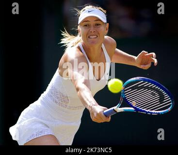 03/07/15. AELTC, Wimbledon Championships 2015, Wimbledon, London. Womens singles third round,  Maria Sharapova (RUS) v Irina-Camelia Begu (ROU),  Cour Stock Photo