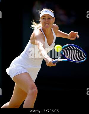 03/07/15. AELTC, Wimbledon Championships 2015, Wimbledon, London. Womens singles third round,  Maria Sharapova (RUS) v Irina-Camelia Begu (ROU),  Cour Stock Photo