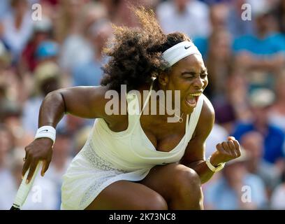 03/07/15. AELTC, Wimbledon Championships 2015, Wimbledon, London. Womens singles third round,  Serena Williams v Heather Watson, centre court. William Stock Photo