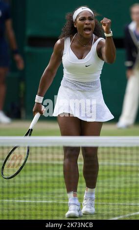 03/07/15. AELTC, Wimbledon Championships 2015, Wimbledon, London. Womens singles third round,  Serena Williams v Heather Watson, centre court. William Stock Photo