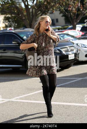 LOS ANGELES 08/12/2016 Molly Sims shopping at Saks Fifth Avenue in