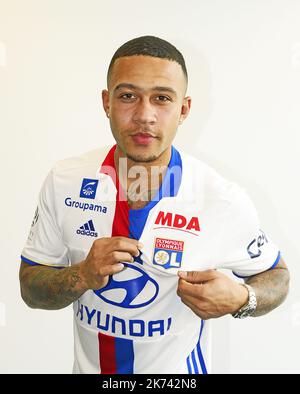 memphis-depay-signed-with-