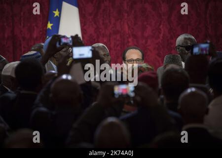 French President Francois Hollande poses among senegalese veterans during a ceremony to award french citizenship to former senegalese riflemen veterans at the Elysee Palace. 