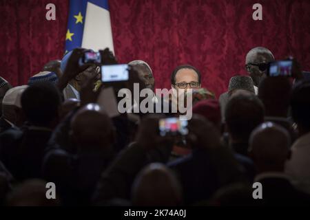 French President Francois Hollande poses among senegalese veterans during a ceremony to award french citizenship to former senegalese riflemen veterans at the Elysee Palace.  Stock Photo