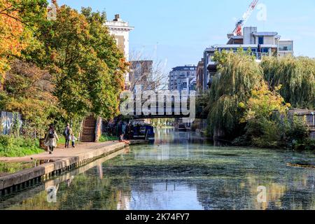 A view east along Regents Canal, St Pancras Way bridge in the distance, London, UK Stock Photo