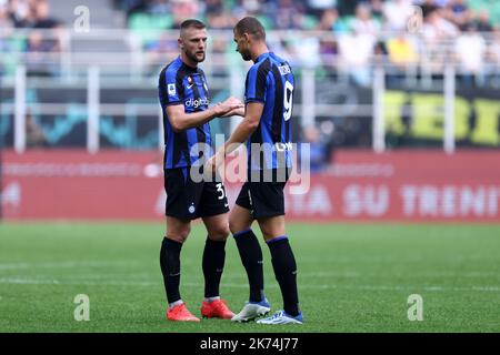Milan Skriniar of Fc Internazionale  (L) shakes hands with  Edin Dzeko of Fc Internazionale (R) during the Serie A football match beetween Fc Internazionale and Us Salernitana at Stadio Giuseppe Meazza on October 16, 2022 in Milan Italy . Stock Photo
