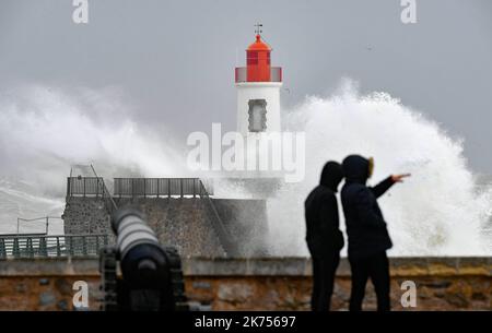 ©PHOTOPQR/OUEST FRANCE ; Le littoral Atlantique est touché par  la tempête Carmen avec des rafales de vent enregistrées à 130 km/h comme ici aux Sables d' Olonne en Vendée  le 1/01/2018   Storm Carmen hit Western Europe, the wind reached 130km/h in some areas *** Local Caption ***     Stock Photo