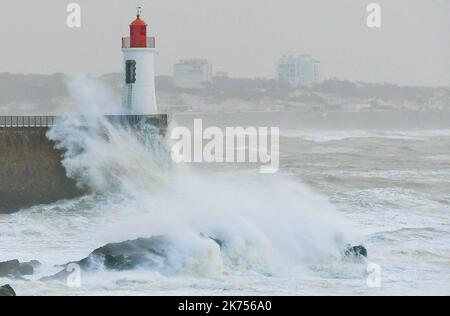 ©PHOTOPQR/OUEST FRANCE ; Le littoral Atlantique est touché par  la tempête Carmen avec des rafales de vent enregistrées à 130 km/h comme ici aux Sables d' Olonne en Vendée  le 1/01/2018   Storm Carmen hit Western Europe, the wind reached 130km/h in some areas *** Local Caption ***     Stock Photo