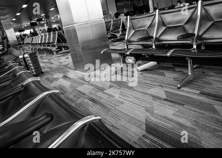 SeaTac, Washington, USA. 30th Sep, 2022. Airport seating at the gate in SeaTac.The Aviation Industry has faced considerable trouble after the COVID-19 Pandemic bailouts as most airlines laid off staff only for air travel to quickly rebound. Pilot, flight attendant and general staffing shortages have caused tens of thousands of flight cancellations across the United States in 2022. (Credit Image: © Taidgh Barron/ZUMA Press Wire) Stock Photo