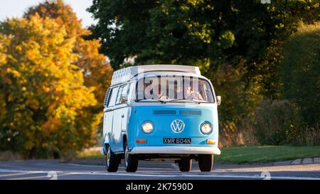 1972 blue VOLKSWAGEN camper van Stock Photo - Alamy