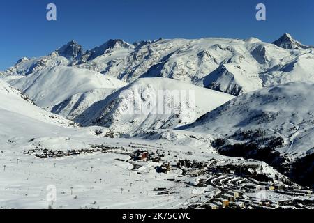 ©PHOTOPQR/LE PROGRES/Photo Philippe JUSTE - Ski à Oz sur le domaine de lAlpe d'Huez. -Station de l'Alpe d'Huez. -   2018/03/18. The Alpe d’Huez is situated on a fully south-facing plateau at 1860 m above sea level, and its skiable area enjoys maximum exposure to the sun. So enjoy a day’s skiing in the sun: up to 7 1/2 hours a day of sun in December, up to 11 hours a day in April. The French Weather Bureau has recorded an average of 300 days’ sunshine a year at the resort. Also, on a fine day, you can see 1/5e of France from Pic Blanc. Stock Photo