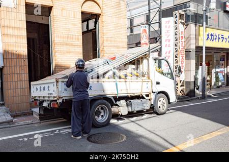 Tokyo, Japan. 4th Oct, 2022. A construction worker offloading construction materials at a residential housing project site in Tokyo. (Credit Image: © Taidgh Barron/ZUMA Press Wire) Stock Photo