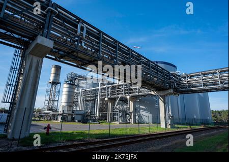 Schwedt, Germany. 17th Oct, 2022. Silos for raw materials and tanks are ...