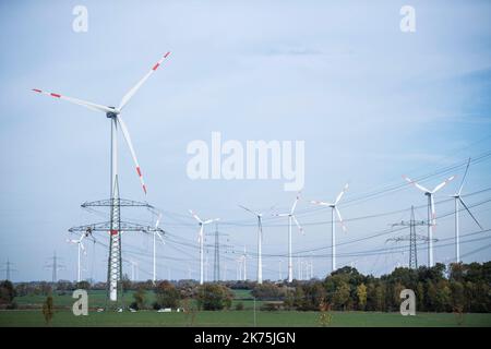 Prenzlau, Germany. 17th Oct, 2022. Wind turbines and electricity pylons stand in the Uckermark. Credit: Christophe Gateau/dpa/Alamy Live News Stock Photo