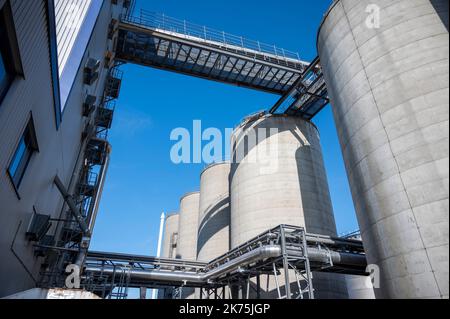 Schwedt, Germany. 17th Oct, 2022. Silos for raw materials and tanks are ...