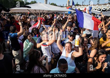 Christophe Morin / IP3 . French supporters celebrate the French victory at the end of the final of the 2018 Football World Cup between France and Croatia, in Paris, France, on July 15th, 2018. Stock Photo