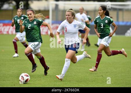 ©PHOTOPQR/OUEST FRANCE ; Football. Coupe du Monde FIFA U-20 féminines. Angleterre / Mexique . Lauren Hemp devance Ashley Soto  PHOTO : PHILIPPE RENAULT   LE 12 08 2018   FIFA U-20 Women's World Cup France 2018 - England - Mexico AUGUST 12 2018     Stock Photo