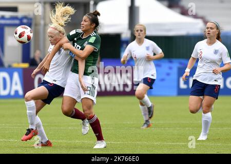 ©PHOTOPQR/OUEST FRANCE ; Football. Coupe du Monde FIFA U-20 féminines. Angleterre / Mexique . Grace Fisk bloque Gabriela Juarez -   the FIFA U-20 Women's World Cup England vs Mexico Stock Photo