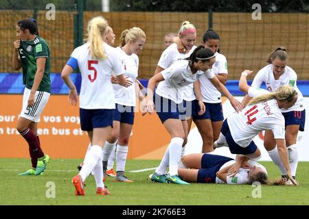 ©PHOTOPQR/OUEST FRANCE ; Football. Coupe du Monde FIFA U-20 féminines. Angleterre / Mexique . Joie des Anglaises qui félicitent Lauren Hemp -   the FIFA U-20 Women's World Cup England vs Mexico Stock Photo