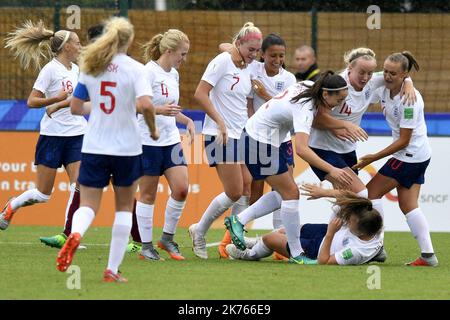 ©PHOTOPQR/OUEST FRANCE ; Football. Coupe du Monde FIFA U-20 féminines. Angleterre / Mexique . Joie des Anglaises qui félicitent Lauren Hemp -   the FIFA U-20 Women's World Cup England vs Mexico Stock Photo