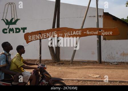 On the place of the Festival Foundation on Niger, the absence of public is glaring. This 2nd edition of the Segou Art festival is open this weekend in Segou. A half-hearted inauguration and an audience that has not always responded. Indeed, the great Festival on Niger, the largest in Mali no longer bears his name and this is confusing. In spite of quality exhibitions, and a few big posters in concert the public did not answer present during this first weekend and not only because of the growing insecurity in the center of the country. A festival not very well understood and is even looking at  Stock Photo