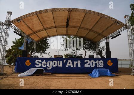 On the place of the Festival Foundation on Niger, the absence of public is glaring. This 2nd edition of the Segou Art festival is open this weekend in Segou. A half-hearted inauguration and an audience that has not always responded. Indeed, the great Festival on Niger, the largest in Mali no longer bears his name and this is confusing. In spite of quality exhibitions, and a few big posters in concert the public did not answer present during this first weekend and not only because of the growing insecurity in the center of the country. A festival not very well understood and is even looking at  Stock Photo