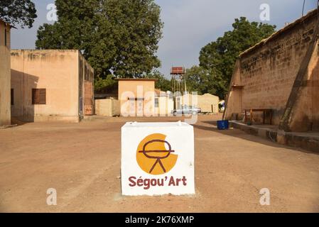 On the place of the Festival Foundation on Niger, the absence of public is glaring. This 2nd edition of the Segou Art festival is open this weekend in Segou. A half-hearted inauguration and an audience that has not always responded. Indeed, the great Festival on Niger, the largest in Mali no longer bears his name and this is confusing. In spite of quality exhibitions, and a few big posters in concert the public did not answer present during this first weekend and not only because of the growing insecurity in the center of the country. A festival not very well understood and is even looking at  Stock Photo