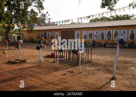 On the place of the Festival Foundation on Niger, the absence of public is glaring. This 2nd edition of the Segou Art festival is open this weekend in Segou. A half-hearted inauguration and an audience that has not always responded. Indeed, the great Festival on Niger, the largest in Mali no longer bears his name and this is confusing. In spite of quality exhibitions, and a few big posters in concert the public did not answer present during this first weekend and not only because of the growing insecurity in the center of the country. A festival not very well understood and is even looking at  Stock Photo