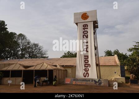 On the place of the Festival Foundation on Niger, the absence of public is glaring. This 2nd edition of the Segou Art festival is open this weekend in Segou. A half-hearted inauguration and an audience that has not always responded. Indeed, the great Festival on Niger, the largest in Mali no longer bears his name and this is confusing. In spite of quality exhibitions, and a few big posters in concert the public did not answer present during this first weekend and not only because of the growing insecurity in the center of the country. A festival not very well understood and is even looking at  Stock Photo