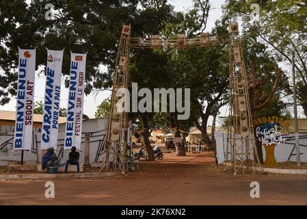 On the place of the Festival Foundation on Niger, the absence of public is glaring. This 2nd edition of the Segou Art festival is open this weekend in Segou. A half-hearted inauguration and an audience that has not always responded. Indeed, the great Festival on Niger, the largest in Mali no longer bears his name and this is confusing. In spite of quality exhibitions, and a few big posters in concert the public did not answer present during this first weekend and not only because of the growing insecurity in the center of the country. A festival not very well understood and is even looking at  Stock Photo