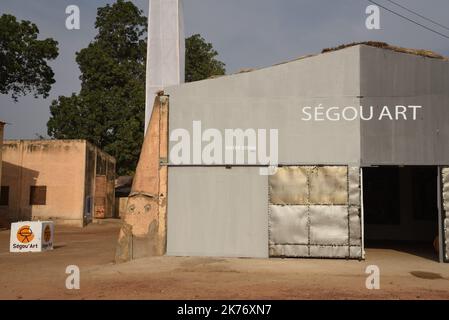 On the place of the Festival Foundation on Niger, the absence of public is glaring. This 2nd edition of the Segou Art festival is open this weekend in Segou. A half-hearted inauguration and an audience that has not always responded. Indeed, the great Festival on Niger, the largest in Mali no longer bears his name and this is confusing. In spite of quality exhibitions, and a few big posters in concert the public did not answer present during this first weekend and not only because of the growing insecurity in the center of the country. A festival not very well understood and is even looking at  Stock Photo