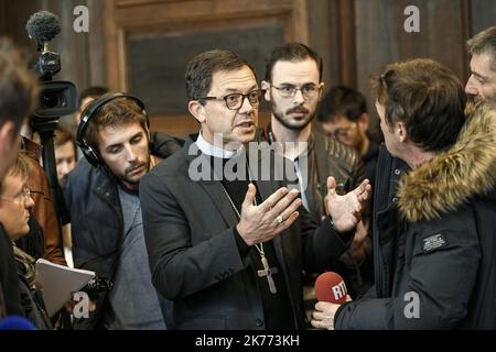 ©PHOTOPQR/LE PROGRES/Photo Maxime JEGAT - La cardinal Barbarin annonce sa démission -Emmanuel Gobilliard, évêque auxiliaire de Lyon, s'entretient avec les journalistes à l'issue d'un point presse du Cardinal Philippe Barbarin au cours duquel ce dernier a annoncé qu'il allait remettre sa démission au Pape François. -   Lyon, France, march 7th 2019 - The archbishop of Lyon, Mgr Barbarin, the most senior French Catholic cleric caught up in the paedophilia scandals that have rocked the church, was convicted of helping covering up abuse and handed a six-month suspended jail term on Thursday. He the Stock Photo