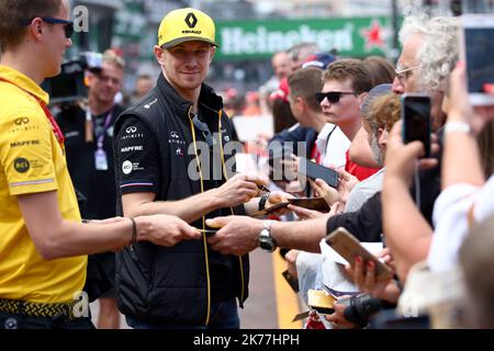 Monaco, vendredi 24 mai 2019 - 77ème Grand Prix de Monaco -  27- Nico Hulkenberg, Renault F1 Team, sur la pit-lane à la rencontre des fans Stock Photo