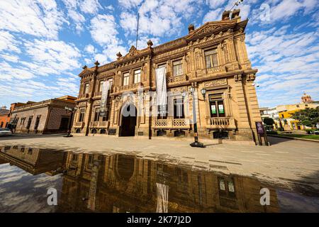 San Luis Potosí, It was an important gold and silver mining center on the Camino Real de Tierra Adentro, a commercial route from the mid-16th century to the 19th century colonial buildings, such as the imposing Temple of San Francisco from the Baroque era, which dominates the leafy Garden of San Francisco. Nearby is the Templo del Carmen, which dates back to the 18th century. (photo By Luis GutierrezNortePhoto) San Luis Potosí, Fue un importante centro minero del oro y la plata en el Camino Real de Tierra Adentro, una ruta comercial de mediados del siglo XVI al siglo XIX edificios coloniales, Stock Photo