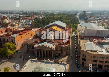 San Luis Potosí, Aerial view of the city. It was an important gold and silver mining center on the Camino Real de Tierra Adentro, a trade route from the mid-16th century to the 19th century colonial buildings, such as the imposing Templo de San Francisco from the baroque era, which dominates the leafy Jardín de San Francisco. Nearby is the Templo del Carmen, which dates back to the 18th century. (photo By Luis GutierrezNortePhoto)  San Luis Potosí, Vista aerea de ciudad. Fue un importante centro minero del oro y la plata en el Camino Real de Tierra Adentro, una ruta comercial de mediados del Stock Photo