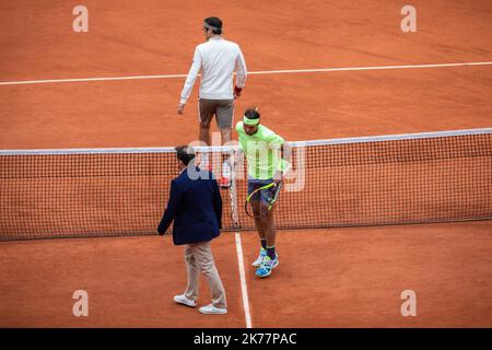 Roger Federer (SUI) against Rafael Nadal (ESP) on court Philippe Chatrier in the semi of final of the French Open tennis tournament at Roland Garros in Paris, France, 7th June 2019. Stock Photo
