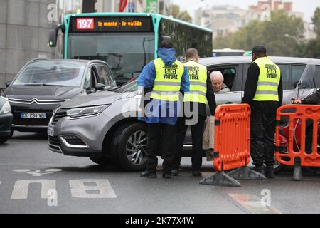 The French city will ban car traffic along the Champs Elysees and nine other routes on the first Sunday of each month, adding to the 13 areas already announced as part of the “Paris Breathes” campaign Stock Photo