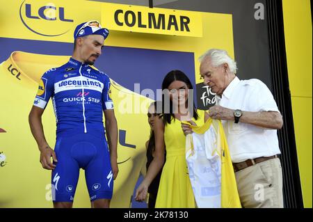 L ancien coureur cycliste Roger HASSENFORDER remet le maillot